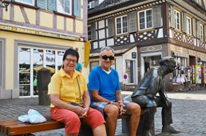 Herbert und Irene Reinpold (beide 74) schauten sich am Mittwoch in Haslachs Städtle um. Besonders beeindruckt waren sie von den vielen Fachwerkhäusern und der Klosterkirche.  Foto: Steitz Foto: Schwarzwälder Bote
