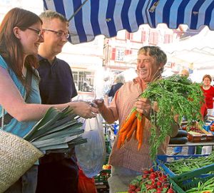 So kannten die Besucher auf dem  Wochenmarkt Martin Schwärzle (rechts): Ein Mensch mit ansteckend guter Laune, der Kartoffeln, Obst und Gemüse verkaufte.  Foto: Archivfoto: Fößel