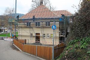 Der Kindergarten St. Angela ist eingerüstet, das Dach bereits abgedeckt. Die Arbeiten schreiten planmäßig voran.  Foto: Baublies