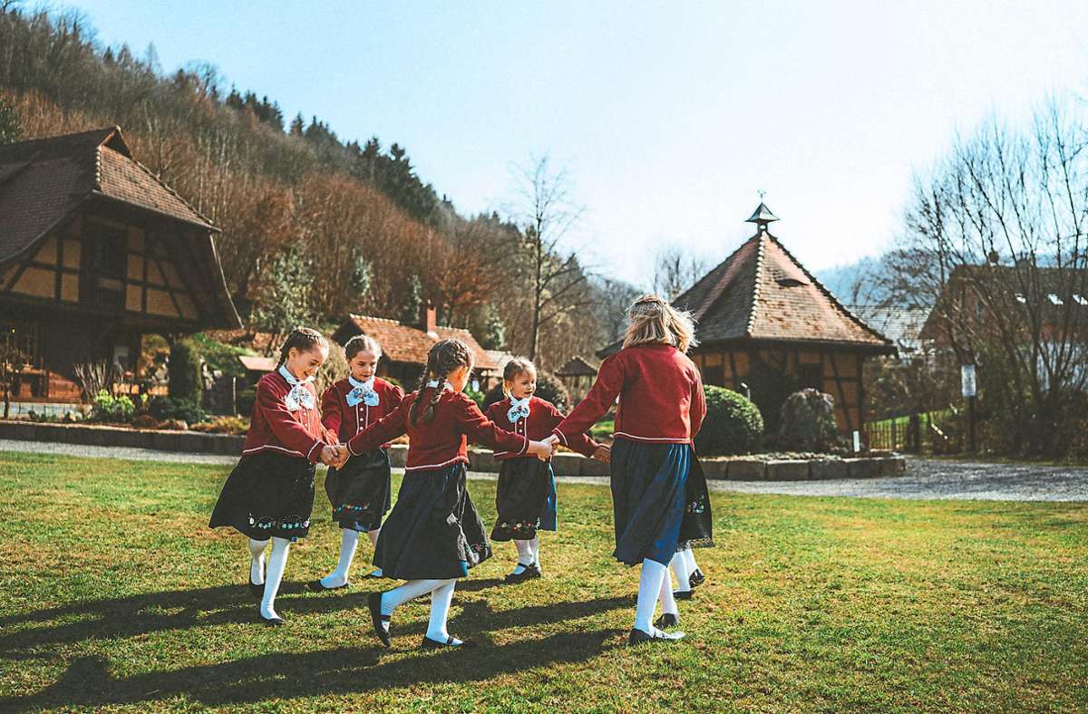 Auch die Jüngsten lernen traditionelle Tänze und tragen die Tracht der Volkstanzgruppe