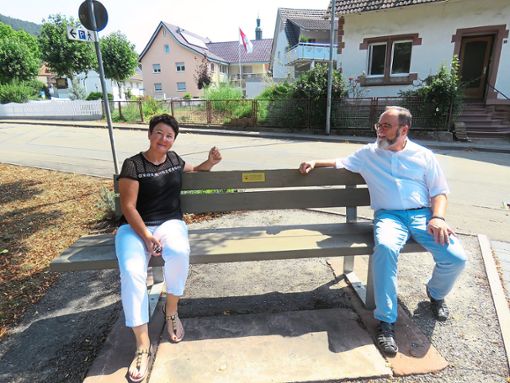 Manuela Willmann, Vorsitzende Schwarzwaldverein, und Bürgermeister Thomas Schäfer haben auf der neuen Bank schon einmal probegesessen. Foto: Gemeinde