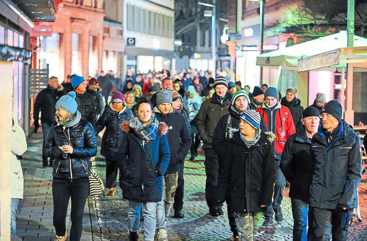 Rund 400 Spaziergänger waren am Montag in Lahr unterwegs. Gemeinsam mit den Gemeinderatsfraktionen will OB Markus Ibert eine Erklärung zu den Protestmärschen abgeben. Foto: Baublies