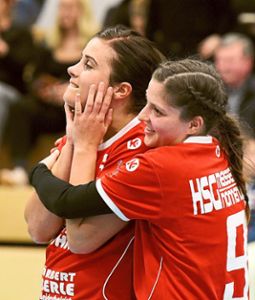 Jana Häß (rechts) und Kristina Wansidler freuen sich über den Derbysieg gegen Friesenheim.  Foto: Wendling Foto: Lahrer Zeitung