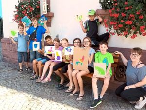 Bunte Ergebnisse: Die Kippenheimer und Schmmieheimer Kinder mit ihren Schablonen Foto: Gemeinde Kippenheim Foto: Lahrer Zeitung