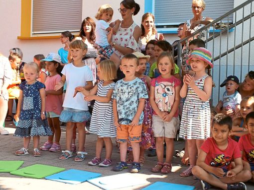 Mit Liedvorträgen unterhalten die Knirpse des Kindergartens Sonnenschein die Besucher. Foto: Rest Foto: Lahrer Zeitung