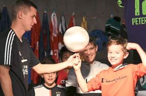 Freestyle-Weltmeister Pawel Skora zeigte den Kindern allerhand Balltricks.  Foto: VfR Hornberg
