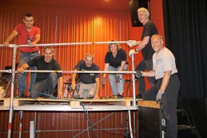 Viele fleißige Helfer sind im Bühnenteam für das Musical Westside-Story am RGG am Werk. Foto: Beule Foto: Schwarzwälder Bote