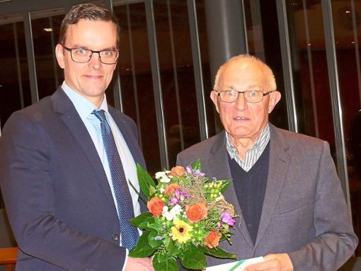 Der neue Vereinsvorsitzende, Bürgermeister Eirk Weide, verabschiedete Eugen Götz aus seinem Ehrenamt.  Foto: Bohnert-Seidel