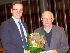 Der neue Vereinsvorsitzende, Bürgermeister Eirk Weide, verabschiedete Eugen Götz aus seinem Ehrenamt.  Foto: Bohnert-Seidel