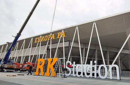 Jetzt wissen es auch Auswärtsfans: Die neue Freiburger Fußballarena heißt Europa-Park-Stadion. Foto: Kamera 24