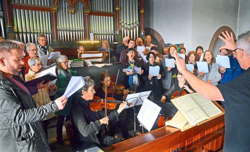 Der Kirchenchor  und ein  kleines Orchester traten in der St. Antonius-Kirche auf.  Foto: Dach Foto: Lahrer Zeitung