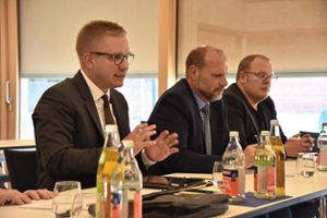 Kai-Achim Klare (von links), Wolfgang Brucker und Carsten Erhardt beim Pressegespräch am Dienstag.   Foto: Armbruster