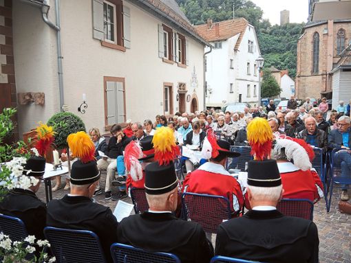 Die Traditionsvereine Hausachs erscheinen beim Vereinspatrozinium in Tracht Foto: Jehle Foto: Schwarzwälder Bote