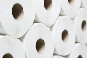 Eine Kundin durfte nur eine Packung Toilettenpapier kaufen - und protestierte. Foto: images72/ Shutterstock