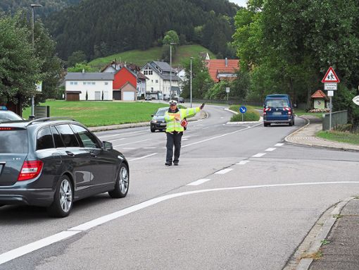 Ein erfahrener Beamter winkte die Fahrzeuge am Ortseingang von Mühlenbach heraus.Fotos: Reinhard Foto: Schwarzwälder Bote