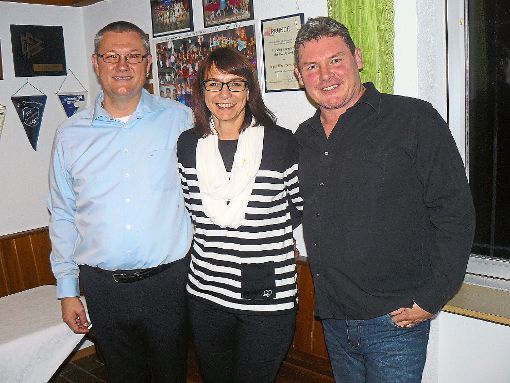 Ingrid Müller ist seit 33 Jahren bei der Sendewelle aktiv. Es gratulieren Oberzunftmeister Achim Oswald (links) und Zunftmeister Mario Winterer.  Foto: Oswald