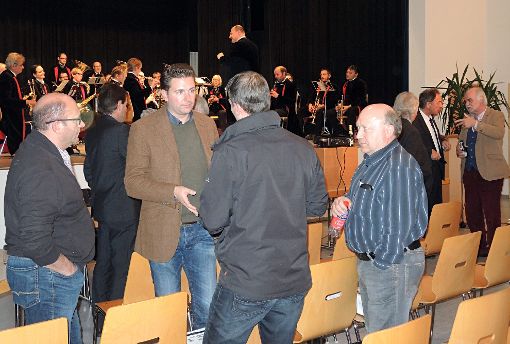 Christopher Beußel (zweiter von links) kam nach der Bürgerversammlung noch mit einigen Einwohnern ins Gespräch. Foto: Jehle