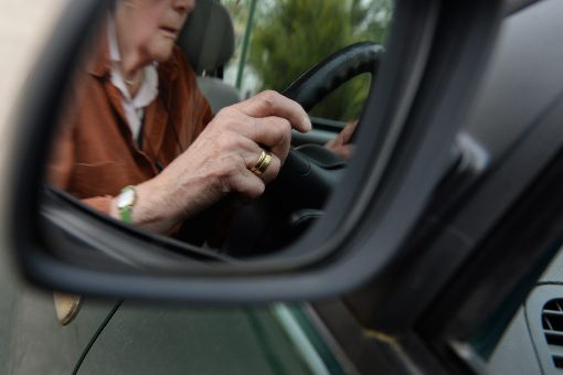 Ein älterer Autofahrer hat in Ebingen Bremse und Gas verwechselt. (Symbolfoto) Foto: dpa