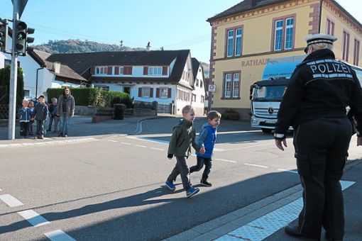 Kindergartenkinder haben entlang der Heiligenzeller Hauptstraße die sichersten Wege kennengelernt.  Foto: Bohnert-Seidel Foto: Lahrer Zeitung