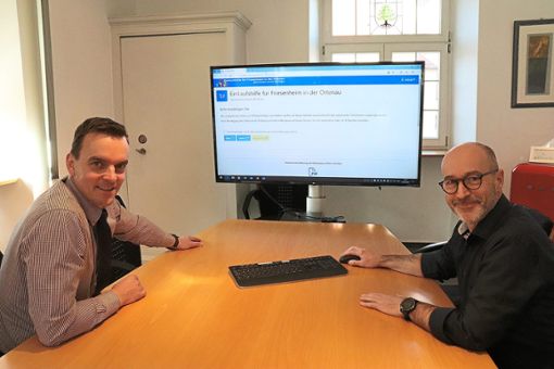 Bürgermeister Erik Weide (links) und Stefan Armbruster sind gespannt, ob die neue digitale Plattform genutzt wird.  Foto: Gemeinde