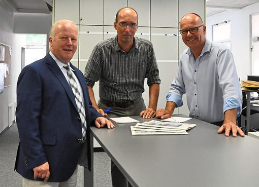 Der CDU-Abgeordnete Peter Weiß (links) unterhielt sich  mit den Redakteuren Jörg Braun (rechts) und Herbert Schabel. Foto: Gieger