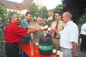 Klaus Muttach (Zweiter von rechts) hat gute Erinnerungen an seine Zeit in Seelbach. Auf dem Bild stößt er beim Seelbacher Bürgerfest im Jahr 2003 an.  Foto: Archiv: Baublies
