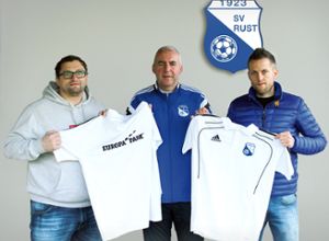 Christian Saban (links) und Florian Ey (rechts) übernehmen zur kommenden Saison den SV Rust. Der Vorsitzende Ralf Arndt (Mitte) freut sich über die Verpflichtung der beiden. Foto: SV Rust