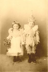 Die etwa fünfjährige Antonia Moser als Gretle mit ihrem  älteren Bruder Karl, der einen Streifenhansel trägt im Jahr 1896. Der Streifenhansel lässt sich seit 1865 nachweisen. Repro: Schrader Foto: Schwarzwälder Bote