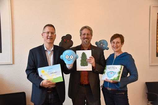 Manfred Kaiser (links), Bürgermeister Tilman Peters und Antje Kirsch präsentieren Buch und Handpuppen. Foto: Röckelein Foto: Lahrer Zeitung