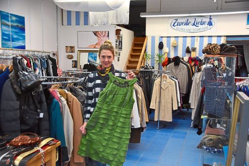 Von alltäglich bis elegant: Nina Ehrmann hat in ihrem Second-Hand-Laden eine große Auswahl Kleidung für Frauen und Männer. Foto: Göpfert