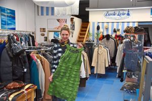 Von alltäglich bis elegant: Nina Ehrmann hat in ihrem Second-Hand-Laden eine große Auswahl Kleidung für Frauen und Männer. Foto: Göpfert