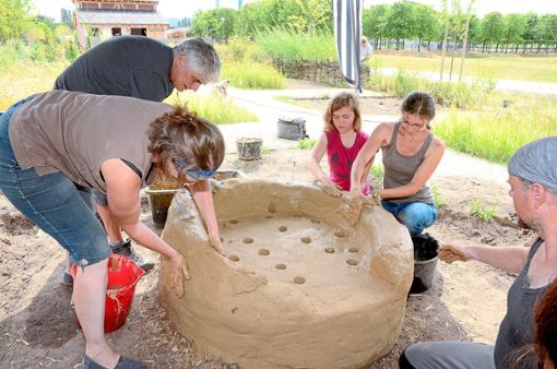 Archäologie-Studenten und Mitglieder des Freundeskreises arbeiten weiter am Römerofen. Foto: Baublies Foto: Lahrer Zeitung