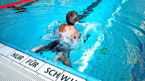 Besonders hinterher ist die DLRG-Ortsgruppe Schwanau hinter den Schwimmkursen für Anfänger. Die Statistiken zeigten, dass diese Kurse wichtig seien:   2023 sind  378 Menschen in Deutschland, davon 43 in Baden-Württemberg, ertrunken. Foto: dpa/Fabian Sommer