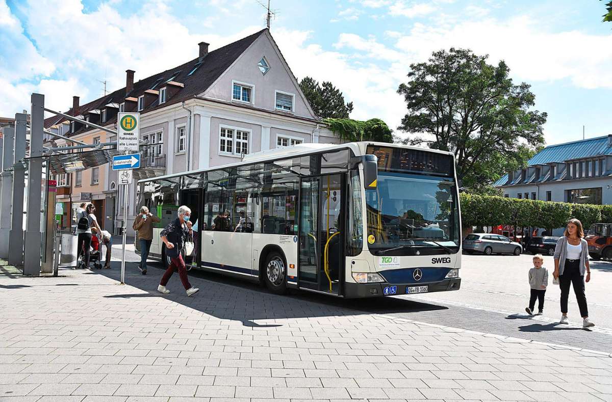 Im Ortenauer Tarifverbund TGO – hier ein Bus auf dem Lahrer Rathausplatz – erhöht zum 1. August die Preise für Tickets um im Schnitt 4,7 Prozent. Foto: Sadowski