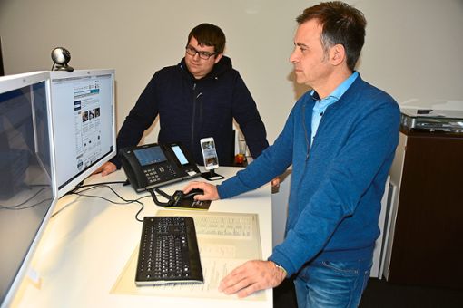 Nehmen die Datenpanne im Online-Shop sehr ernst: Tobias Schwarz (links), der technische Leiter von IPC-Computer, und der Geschäftsführer Markus Himmelsbach. Foto: Weber Foto: Lahrer Zeitung