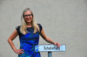 Barbara Moser, die neue Schulleiterin des SBBZ Wolfach, neben dem Schild Ihres Parkplatzes am Herlinsbachweg: Die 52-Jährige ist in ihrem Job und im Kinzigtal gut angekommen.   Foto: Steitz