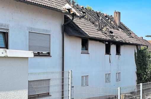 Während das hintere Gebäude in der Kappeler Löwenstraße beim Brand vollständig zerstört wurde, wurde beim vorderen Gebäude-Hauptteil vor allem das Dach von dem Feuer in Mitleidenschaft gezogen. Foto: Bender
