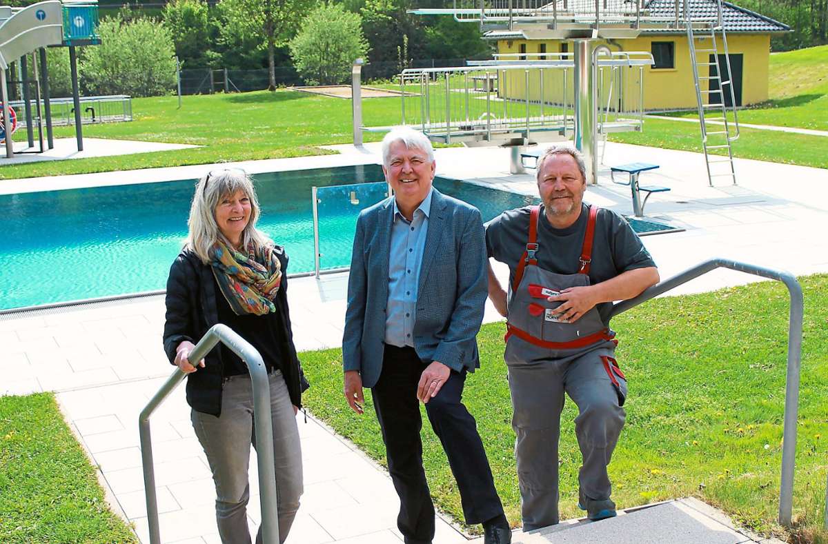 Pia Moser (von links), Siegfried Scheffold und Wolfgang Streng haben über die baldige Freibad-Öffnung informiert. Foto: Störr
