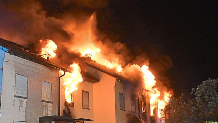 Verheerendes Feuer: In Offenburg brennen sechs Reihenhäuser