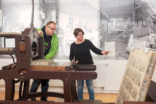 Bürgermeister Guido Schöneboom und Museumsleiterin Gabriele Bohnert stehen an der Druckmaschine mit Lithografie, die Teil der Dauerausstellung zum Thema Industrialisierung in Lahr ist.  Foto: Breuer