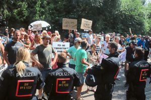 Impfgegner demonstrierten vor der Dammenmühle mit Plakaten und Parolen gegen die Corona-Maßnahmen. Foto: Fotos: Haberer