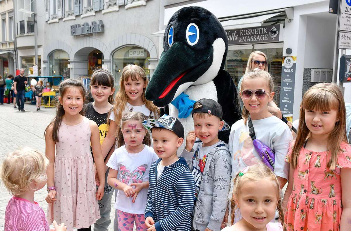 Paul der Pinguin am Stand der Lahrer Zeitung war sehr beliebt, mit ihm wollten sich viele Kinder fotografieren lassen.