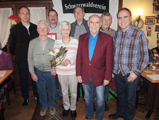 Otto Effinger (links) und Roger Birk (rechts) ehrten unter anderem (von links)   Christian Schneider, Walter Blum, Edith Klausmann, Hans Blum, Heinz Faißt und  Gerhard Aberle.  Foto: Jehle