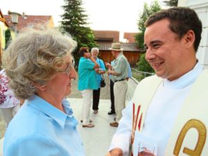 Im Anschluss an die  Messe gratulierten Gemeindemitglieder Johannes Treffert zur Priesterweihe.  Foto: Bohnert-Seidel Foto: Lahrer Zeitung