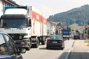 Der Schwerlastverkehr auf der B 415 macht den Anwohnern in Reichenbach (Foto) und Kuhbach das Leben schwer. Ziel der Stadt ist, dass keine Lastwagen mehr über den Schönberg fahren.  Foto: Archiv