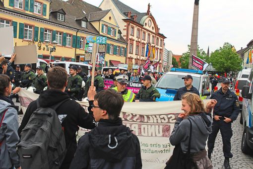 Von beiden Seiten gab es Sprechchöre gegen die Veranstaltung der AfD vor dem Rathaus in Offenburg.  Foto: Achnitz