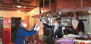 Mitarbeiterin Kyra Bies übergibt ein Lebensmittelpaket im Café Löffel. Foto: privat Foto: Schwarzwälder Bote