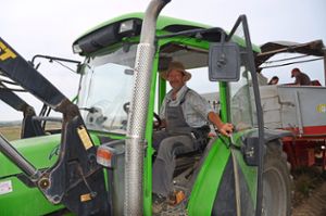 Gemeinderat und Landwirt Bernhard Irion verbringt die politische Sommerpause bei der Ernte auf dem Feld. Foto: Bühler Foto: Lahrer Zeitung