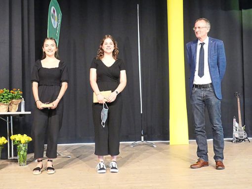 Die Jahrgangsbesten an der Realschule der Heimschule:  Greta Leser (links) und Antonia LeidigkeitFoto: Schule Foto: Lahrer Zeitung