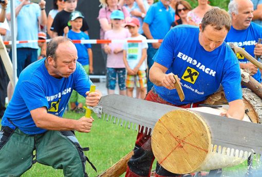 Die starken Männer vom Ringersportverein Schuttertal präsentierten ihre ansehnliche Eurojack-Holzfäller-Show. Foto: Axel Dach